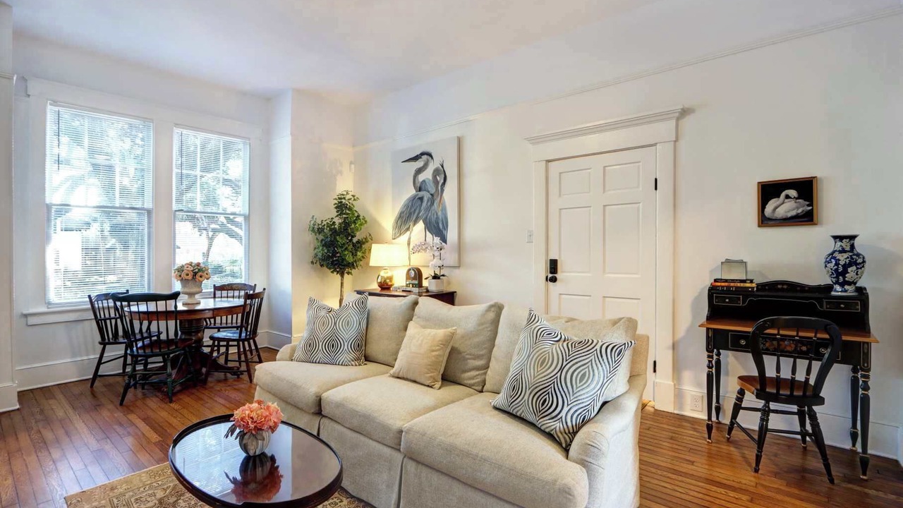 Photo of Livingroom in Thomas Square
