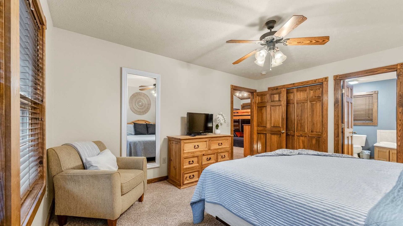 Photo of Bedroom in Reeds Spring