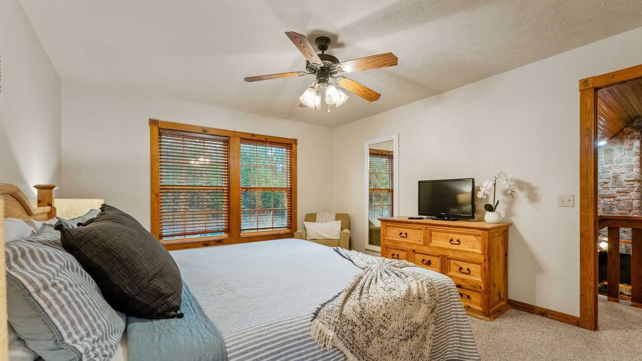 Photo of Bedroom in Reeds Spring