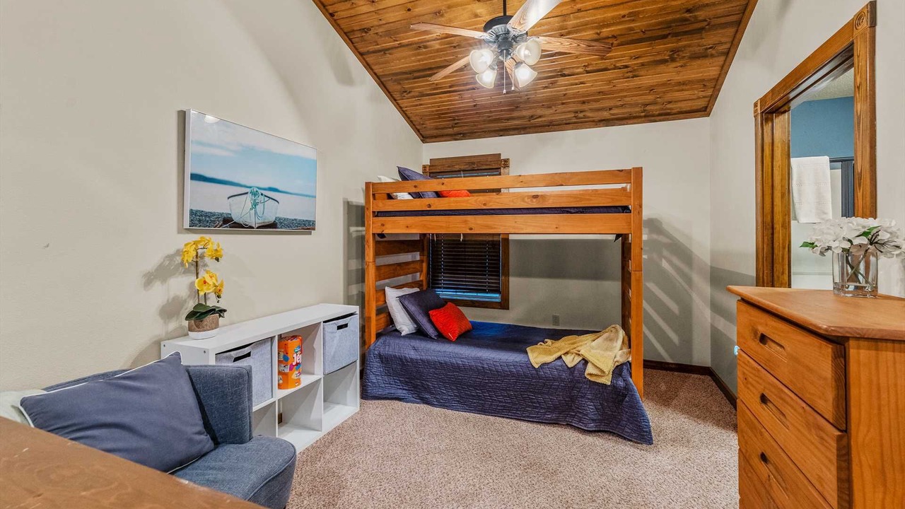 Photo of Bedroom in Reeds Spring