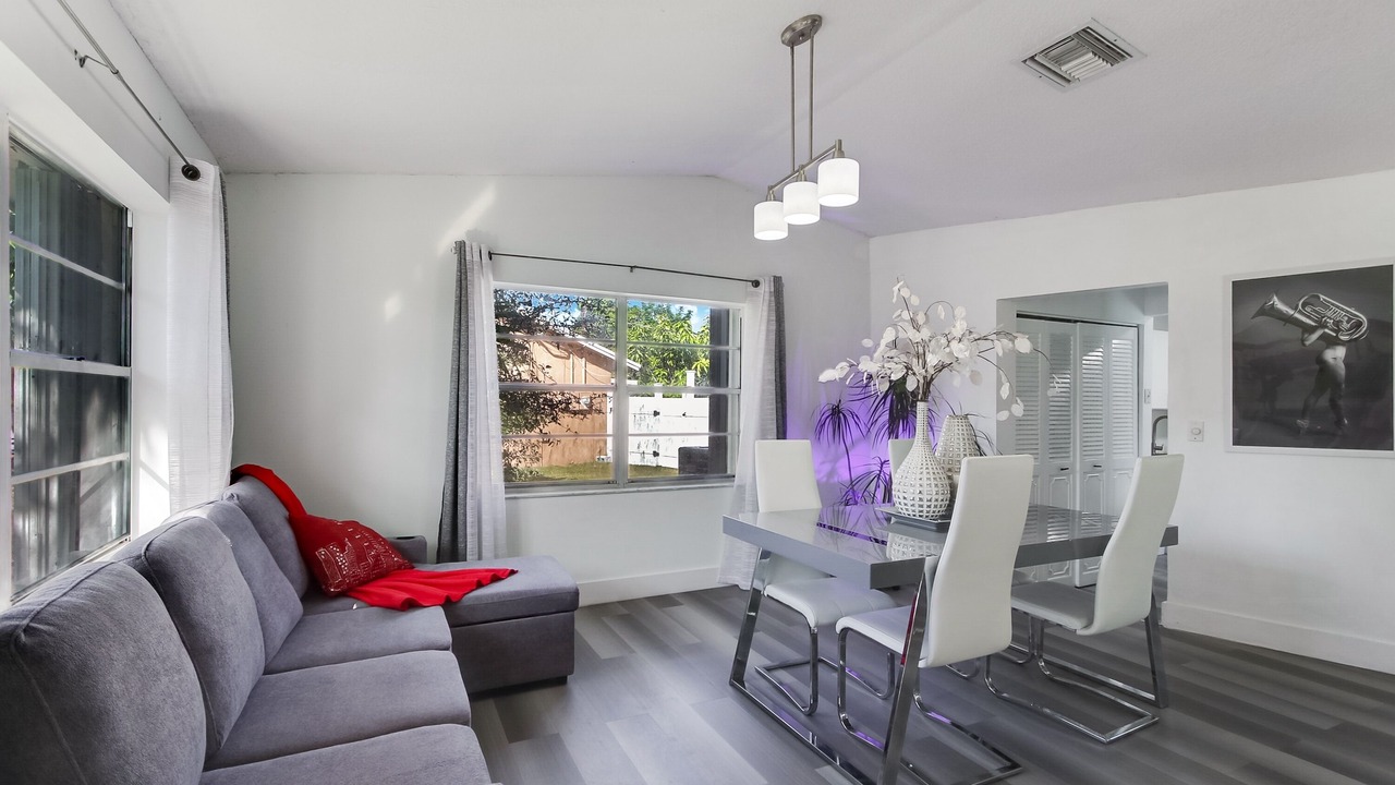 Photo of Livingroom in Lauderhill