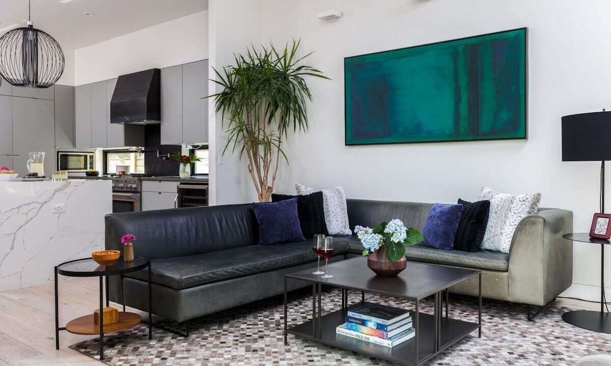 Photo of Livingroom in East Cesar Chavez