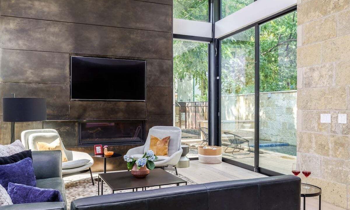 Photo of Livingroom in East Cesar Chavez