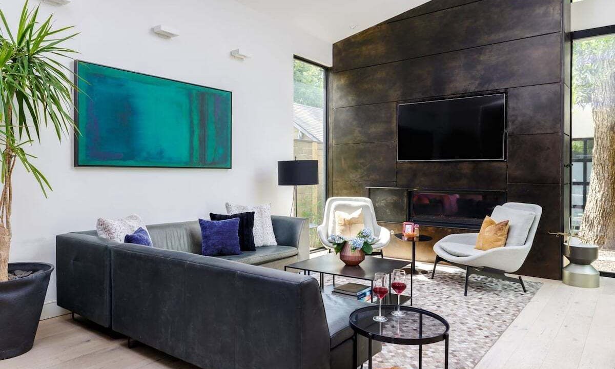 Photo of Livingroom in East Cesar Chavez