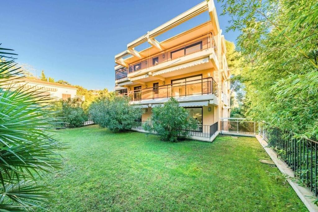 Photo of Outdoor in California - Pezou