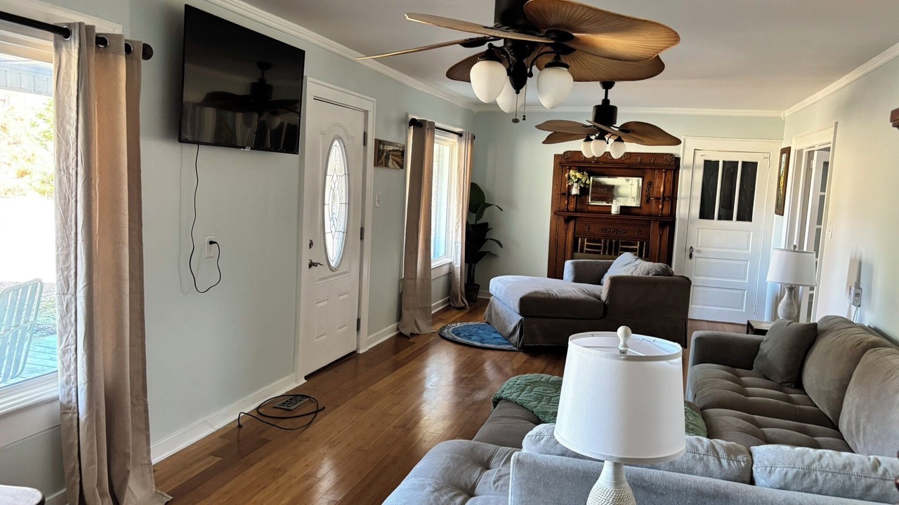 Photo of Livingroom in Roxboro