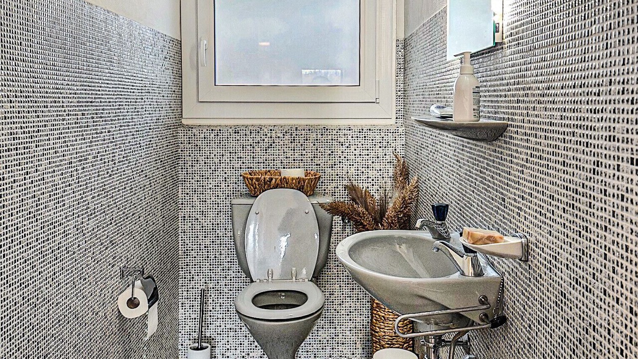 Photo of Bathroom in Lens
