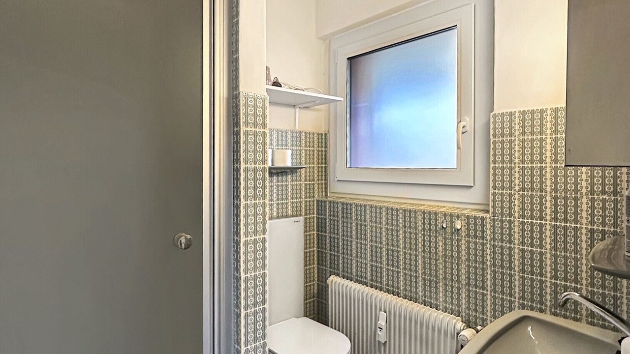 Photo of Bathroom in Lens