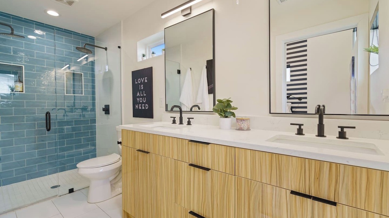Photo of Bathroom in Montopolis