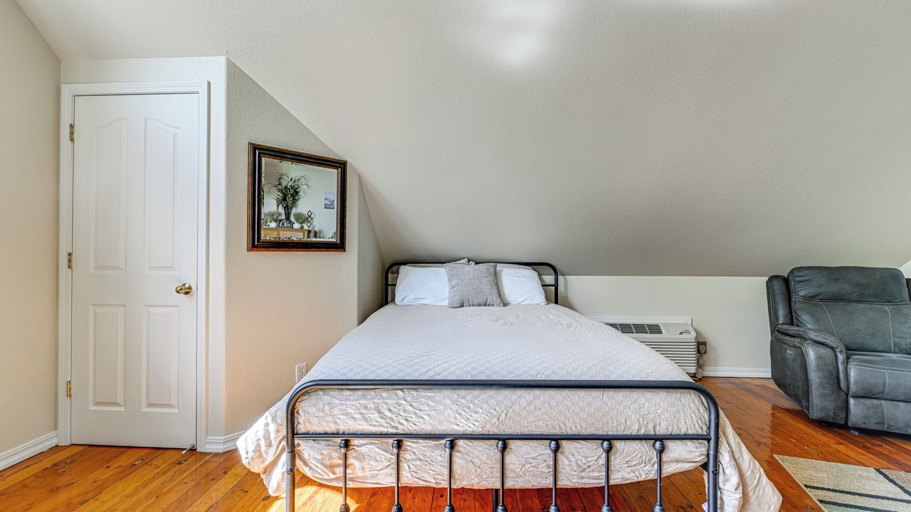 Photo of Bedroom in Cave Junction