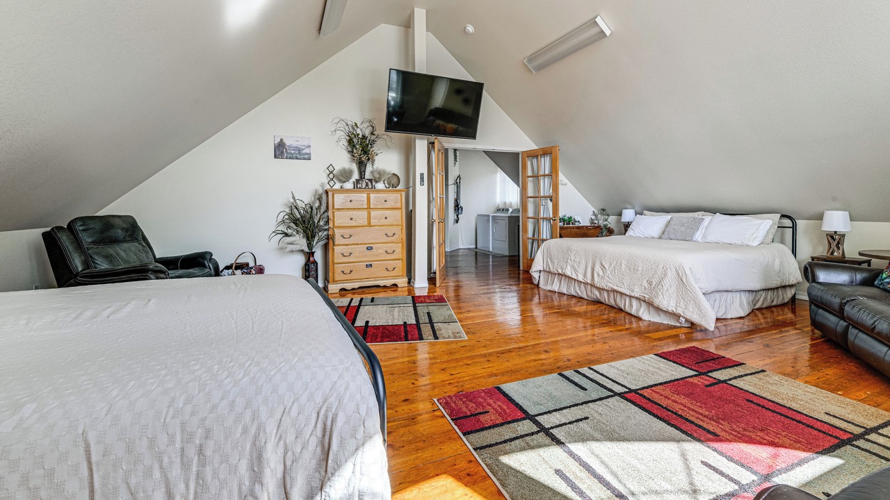 Photo of Bedroom in Cave Junction