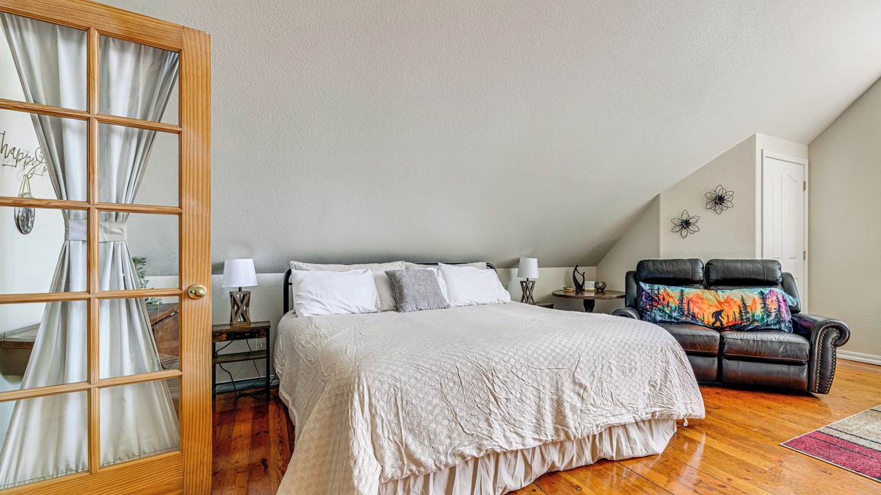 Photo of Bedroom in Cave Junction