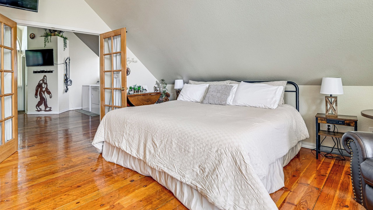 Photo of Bedroom in Cave Junction