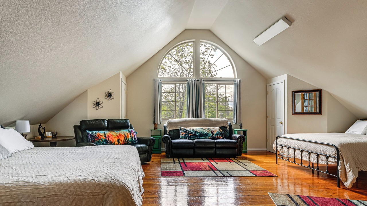 Photo of Bedroom in Cave Junction