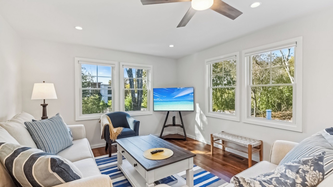 Photo of Livingroom in Town of Southold Town