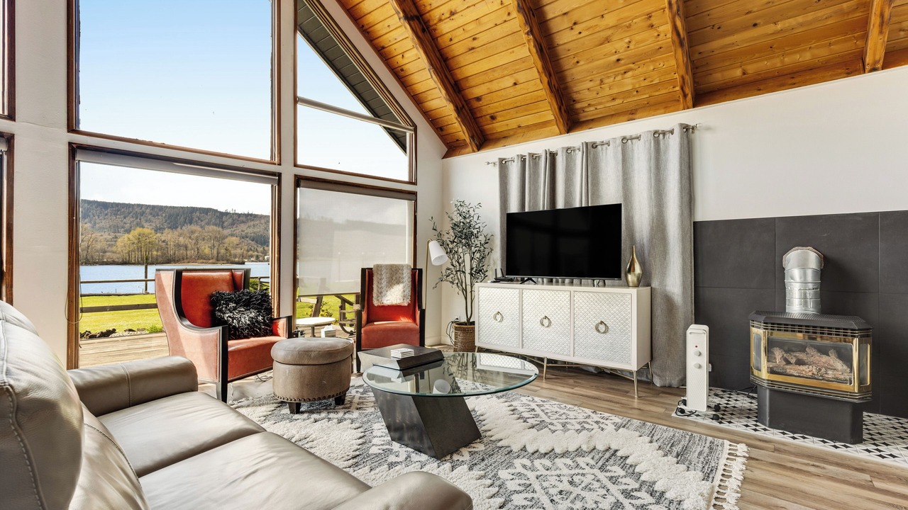 Photo of Livingroom in Cathlamet
