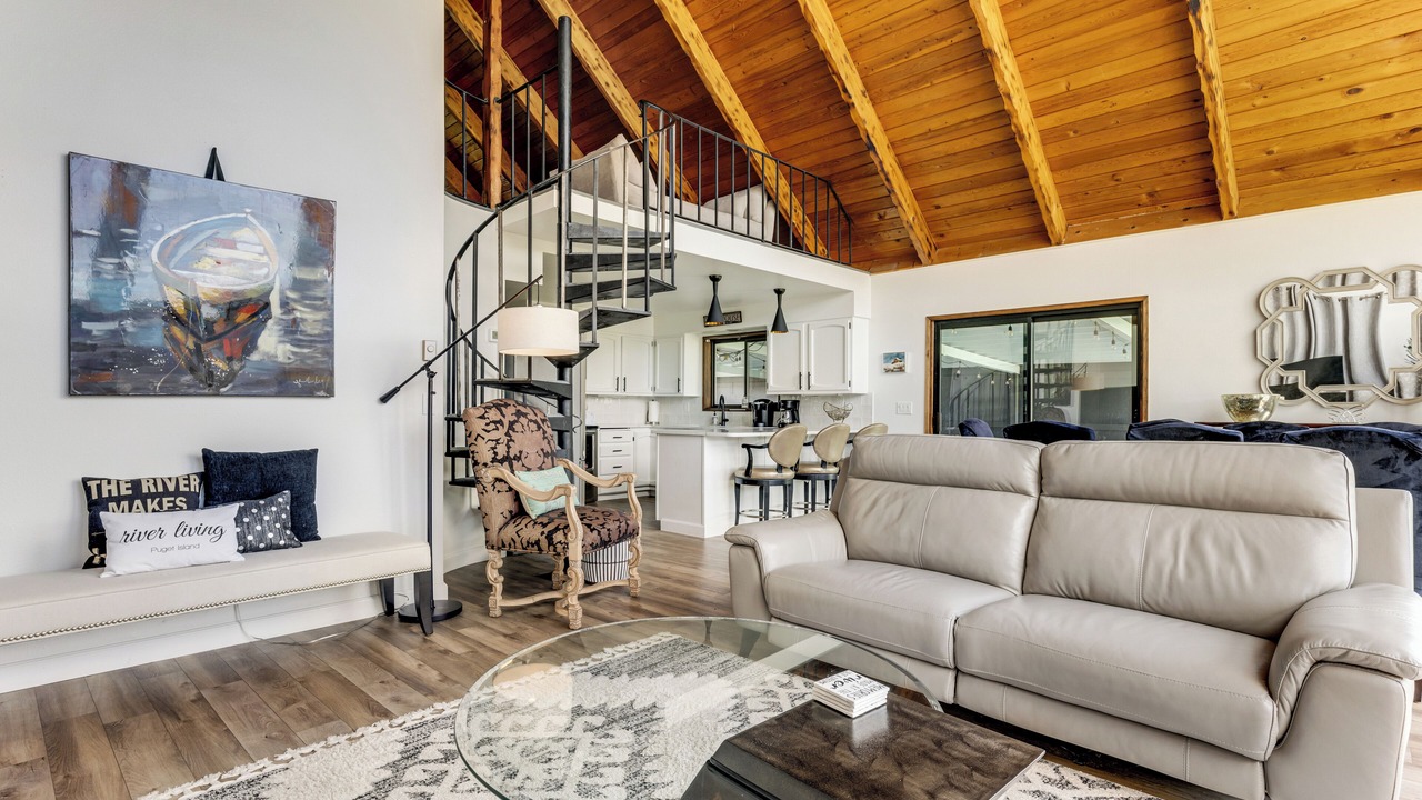 Photo of Livingroom in Cathlamet