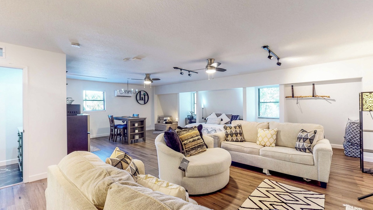 Photo of Livingroom in Goldenrod