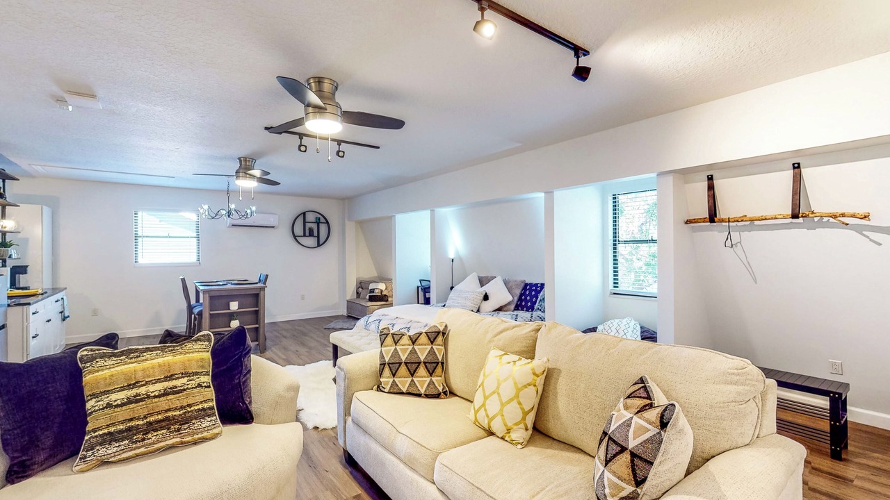 Photo of Livingroom in Goldenrod