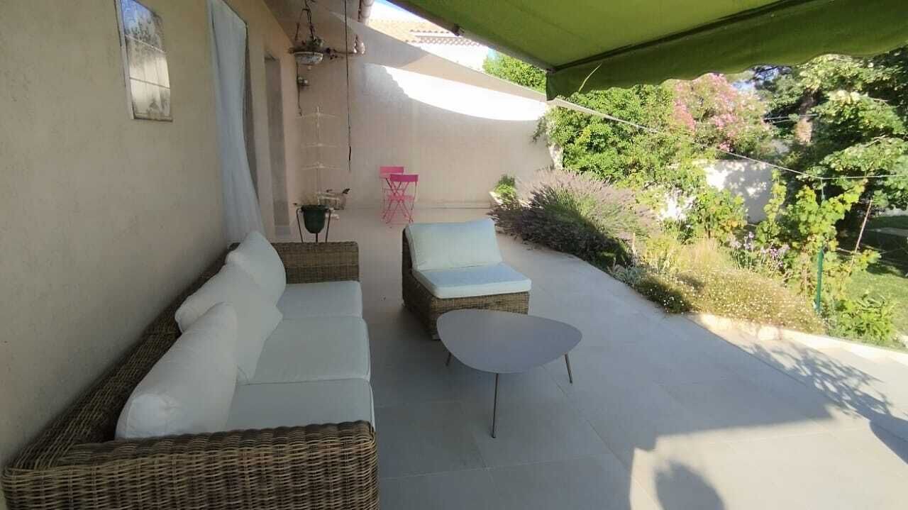 Photo of Patio Balcony in Entraigues-sur-la-Sorgue