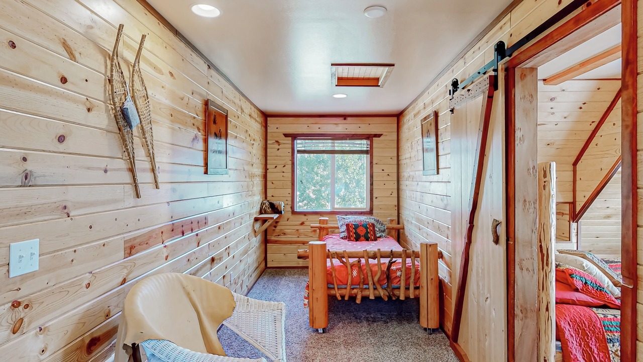 Photo of Bedroom in Garden Valley