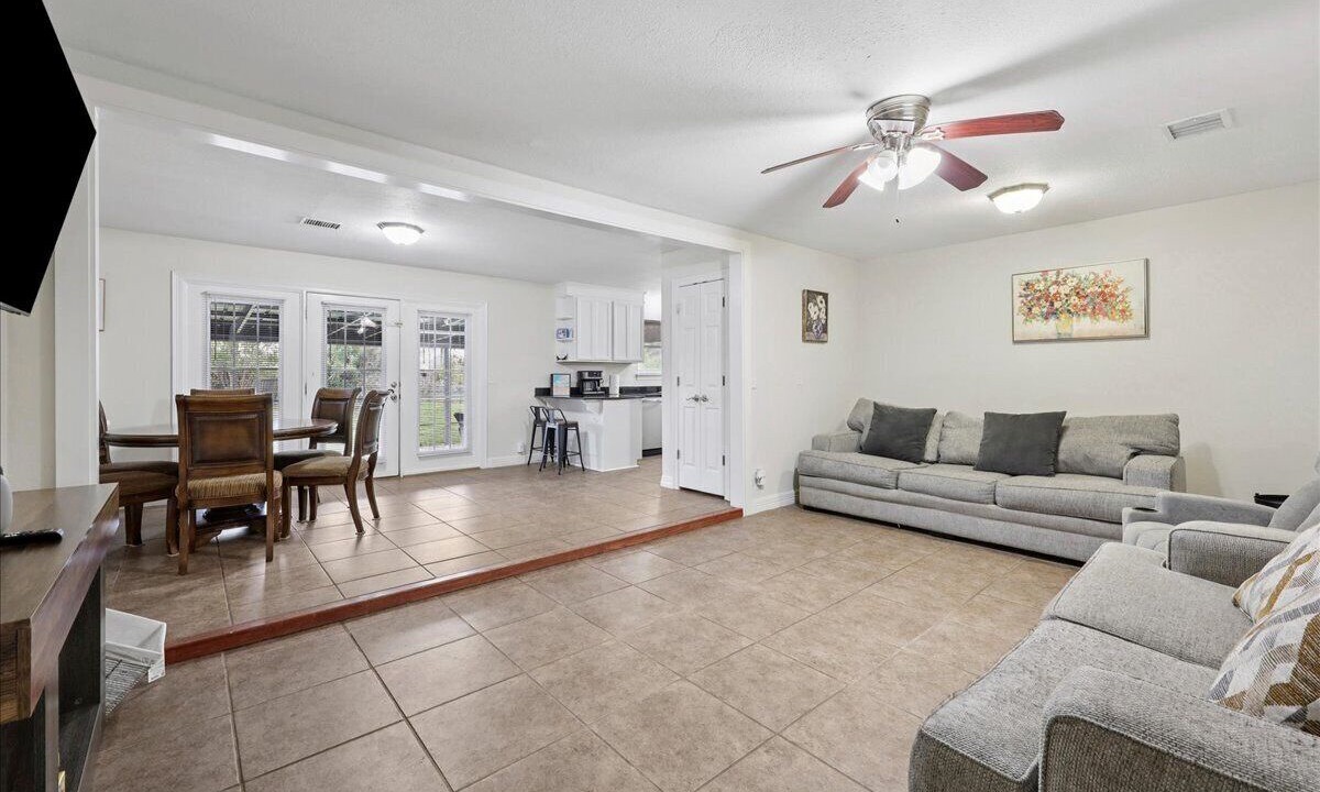 Photo of Livingroom in Bridge City