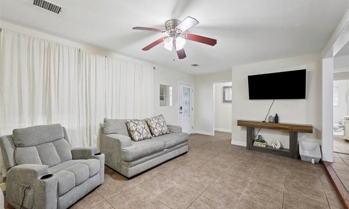 Photo of Livingroom in Bridge City