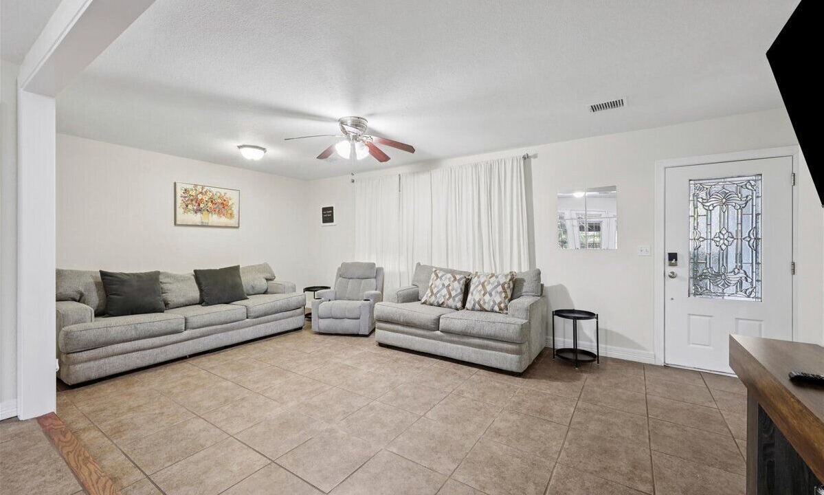 Photo of Livingroom in Bridge City