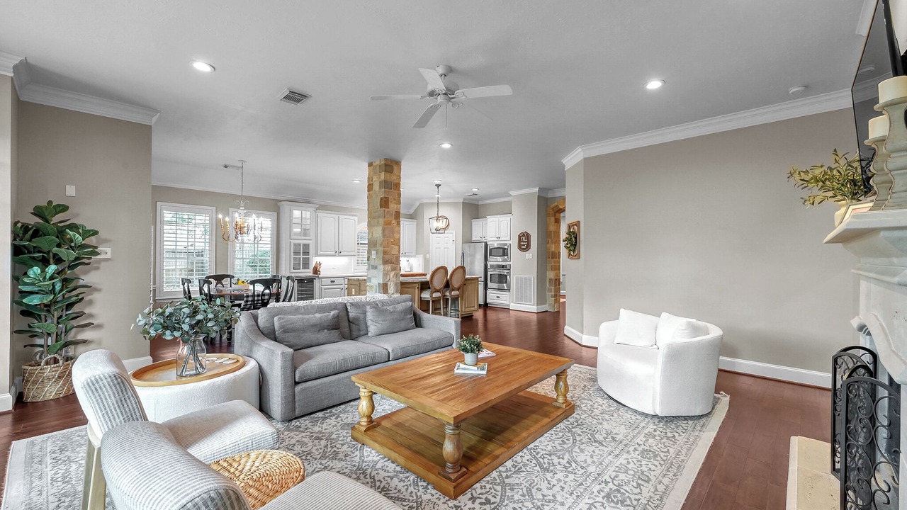 Photo of Livingroom in Alden Bridge