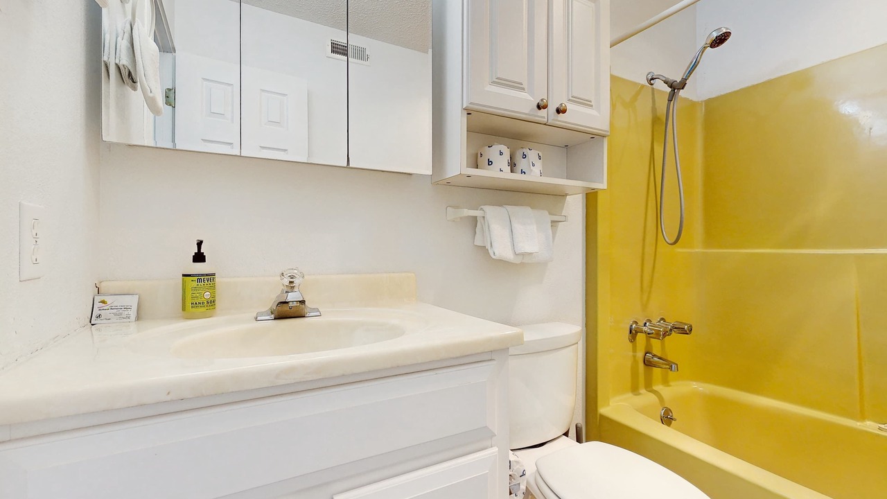 Photo of Bathroom in Gleneden Beach