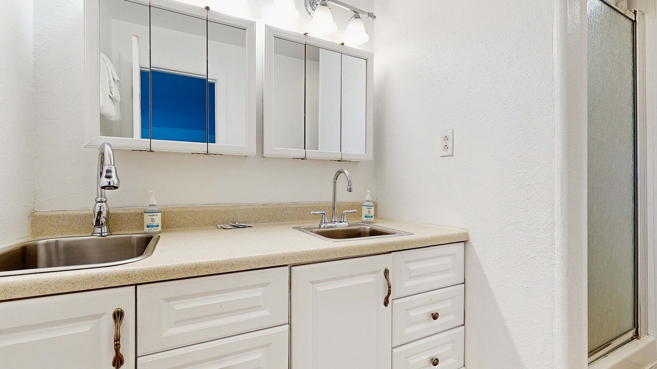 Photo of Bathroom in Gleneden Beach