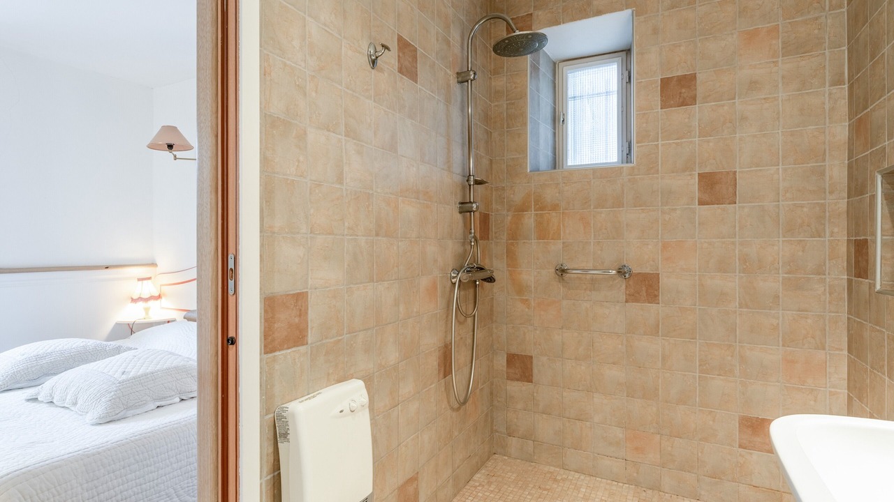 Photo of Bathroom in Violes