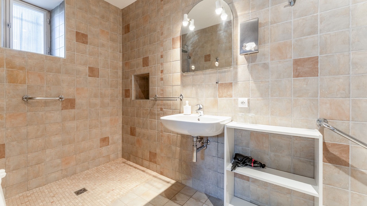 Photo of Bathroom in Violes
