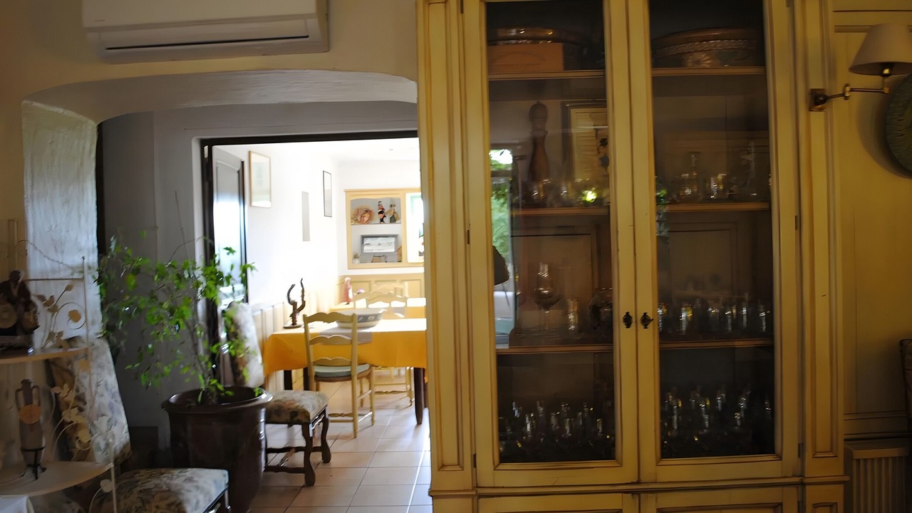 Photo of Others in Violes