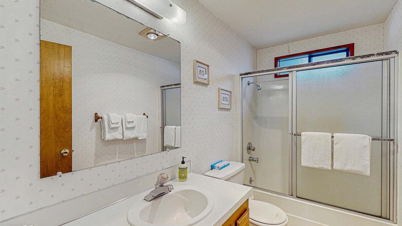 Photo of Bathroom in Gleneden Beach