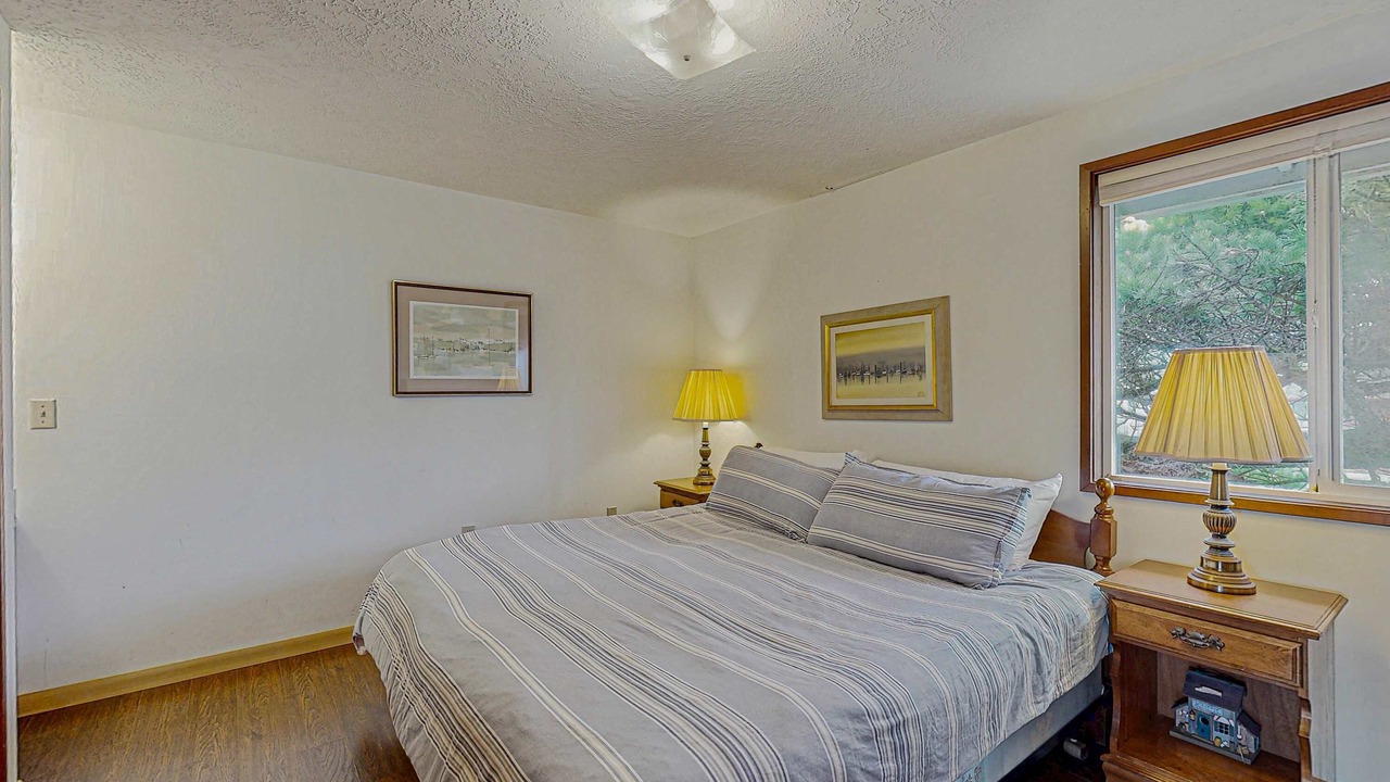 Photo of Bedroom in Gleneden Beach