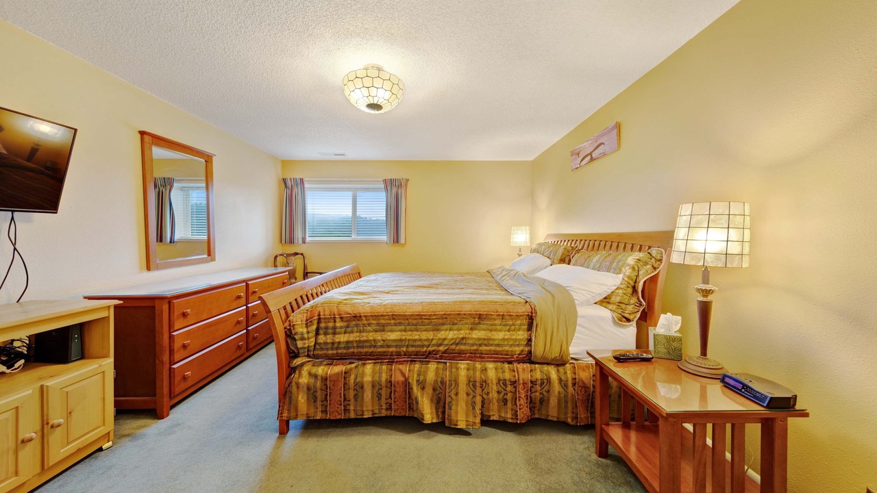 Photo of Bedroom in Gleneden Beach