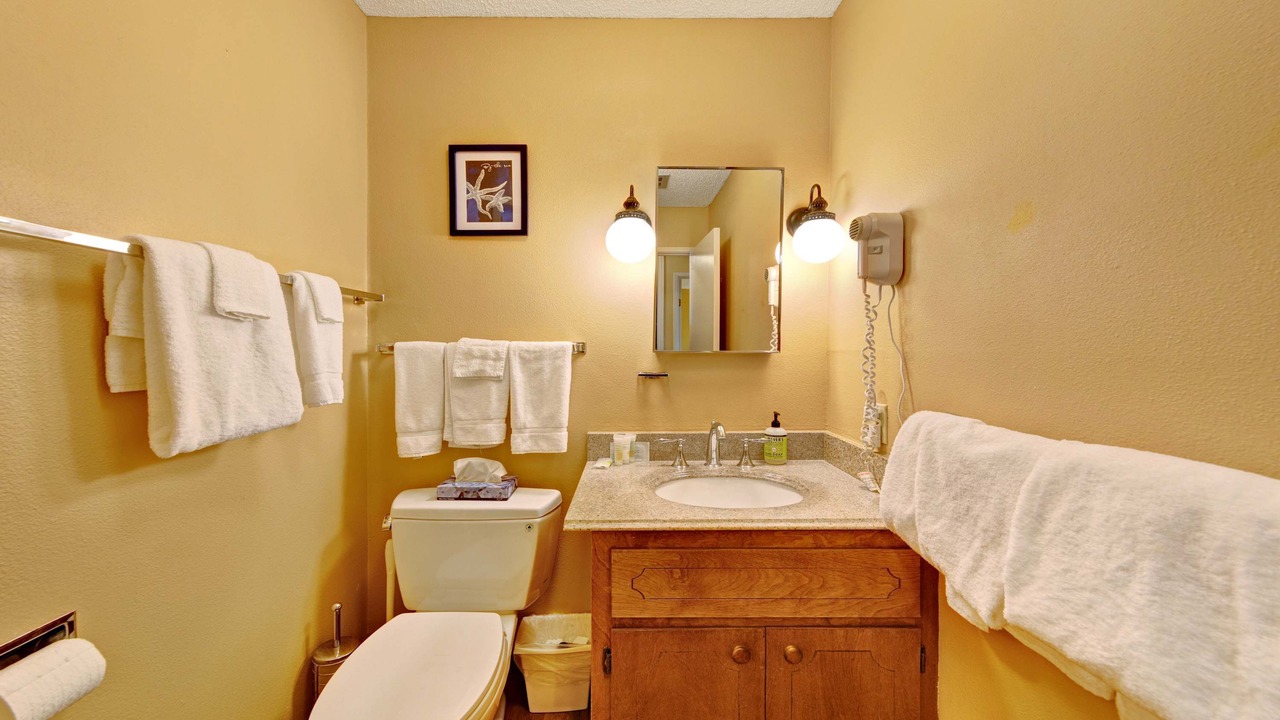 Photo of Bathroom in Gleneden Beach