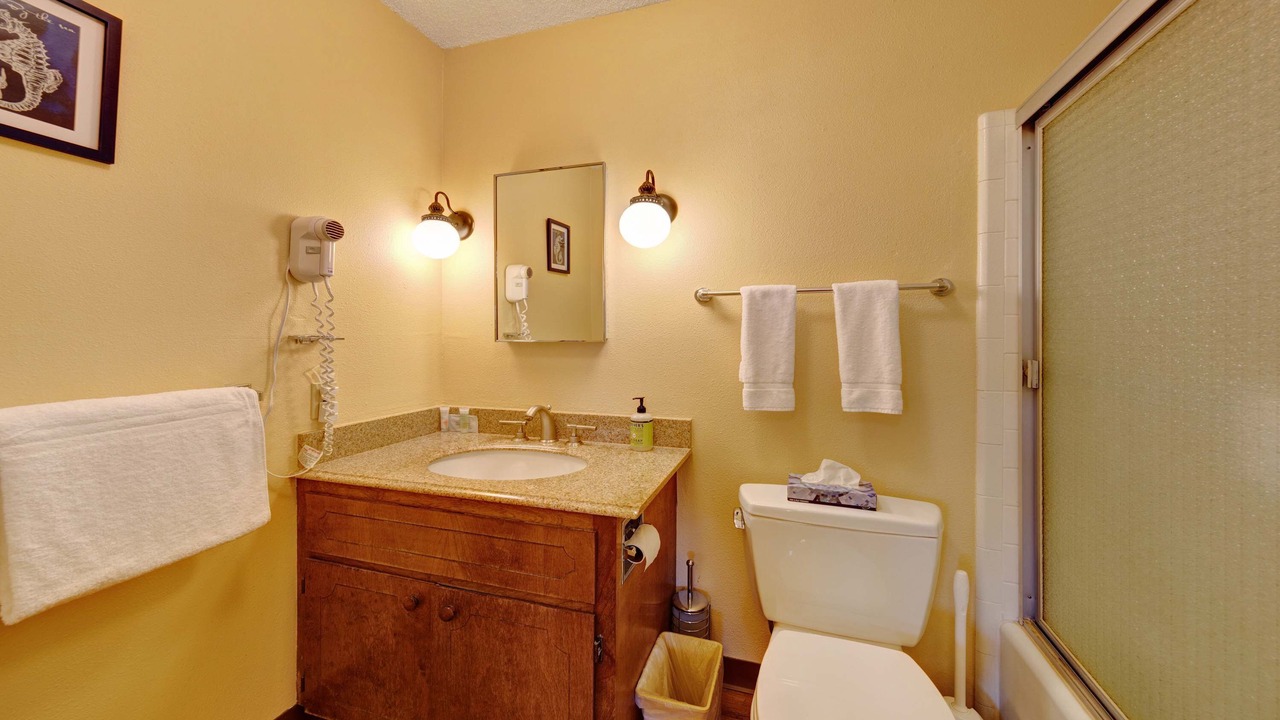 Photo of Bathroom in Gleneden Beach