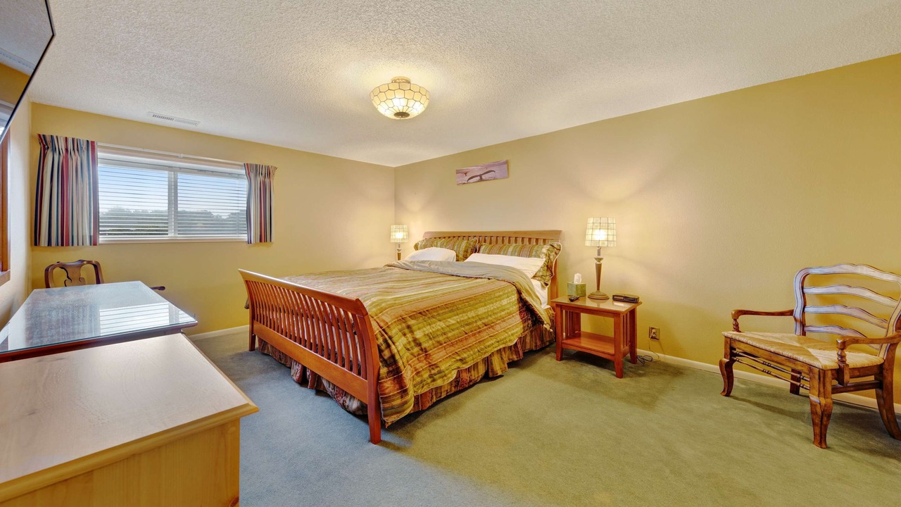 Photo of Bedroom in Gleneden Beach