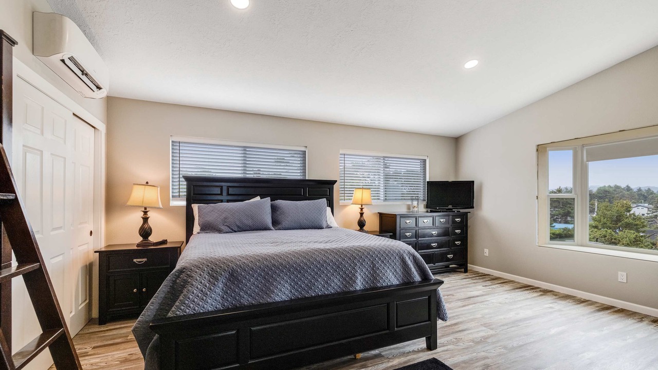 Photo of Bedroom in Gleneden Beach