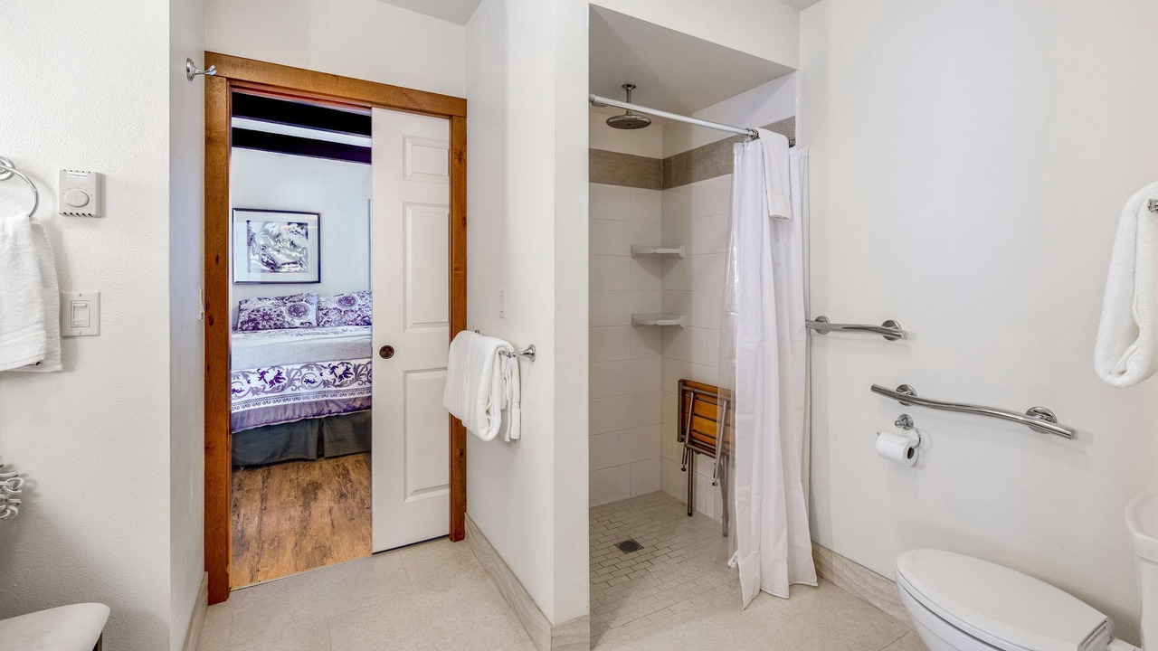 Photo of Bathroom in Gleneden Beach