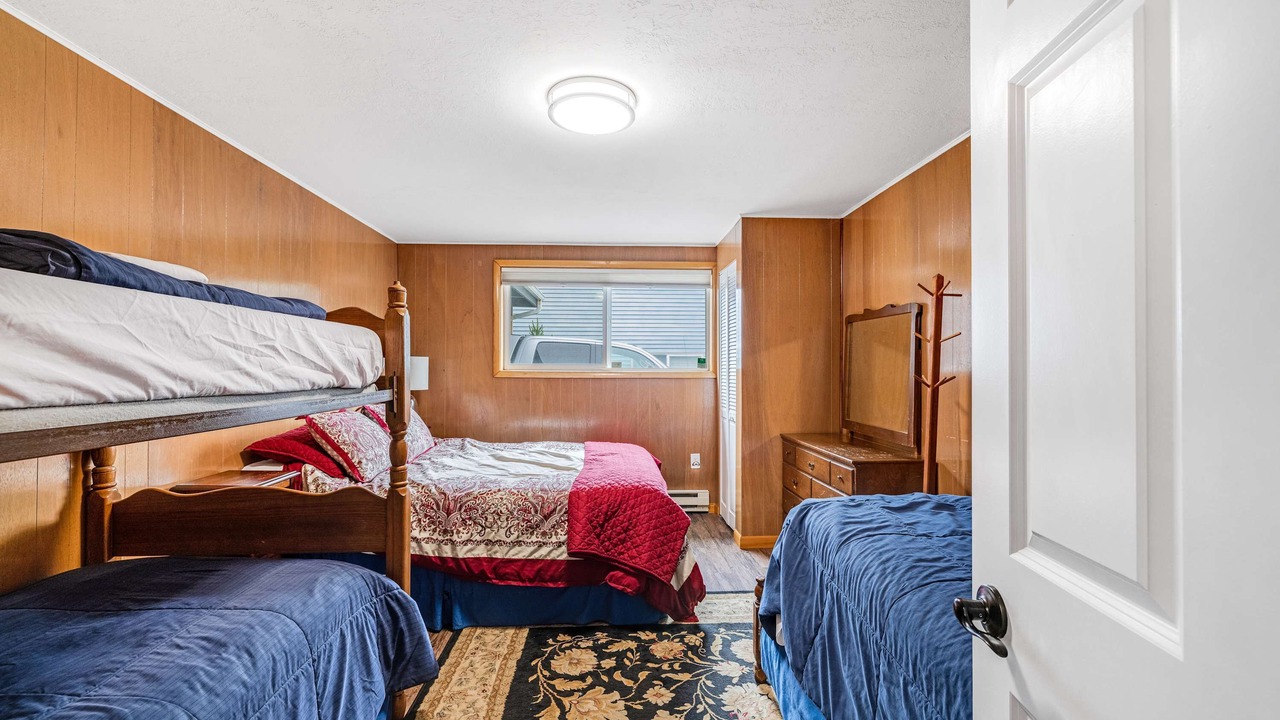 Photo of Bedroom in Gleneden Beach