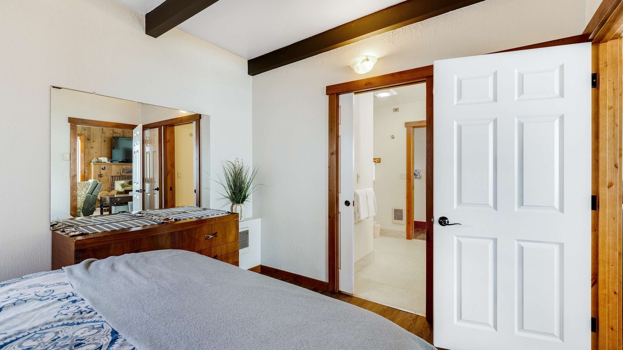 Photo of Bedroom in Gleneden Beach