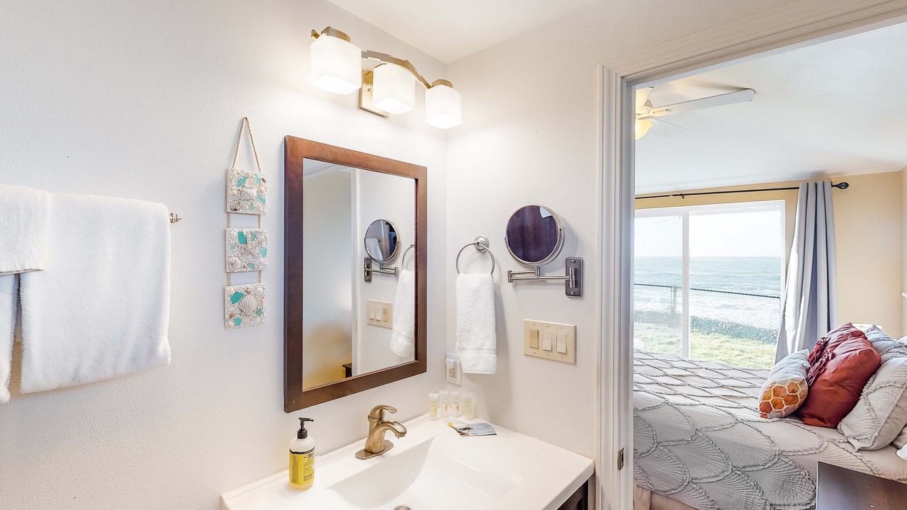 Photo of Bathroom in Gleneden Beach