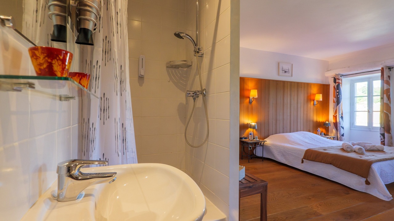 Photo of Bathroom in Saint Alban Auriolles