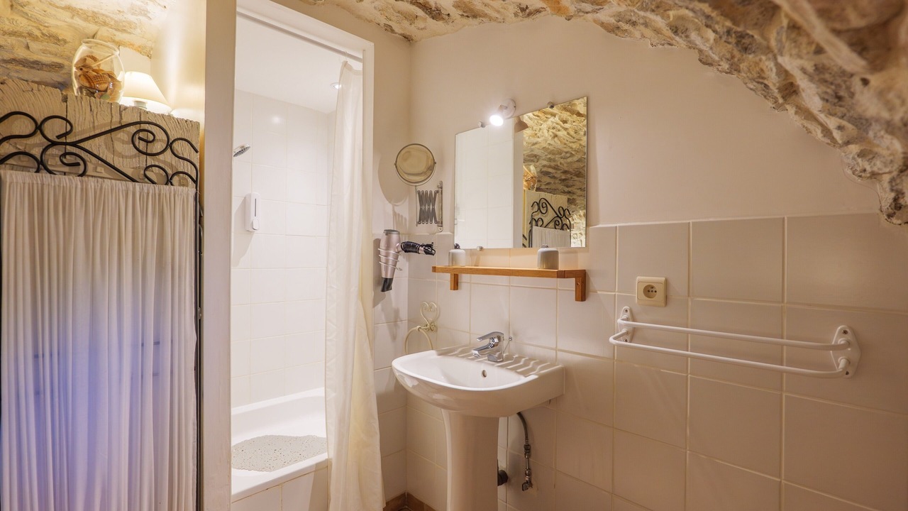 Photo of Bathroom in Saint Alban Auriolles