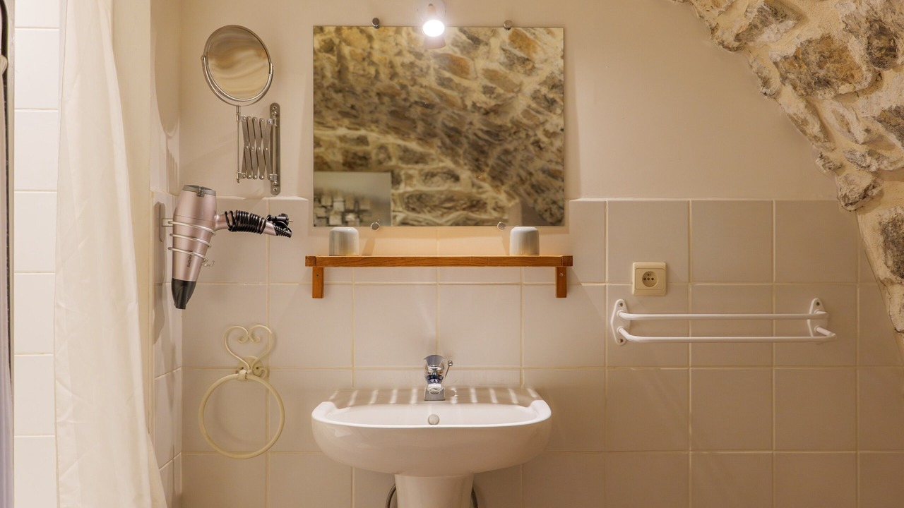 Photo of Bathroom in Saint Alban Auriolles