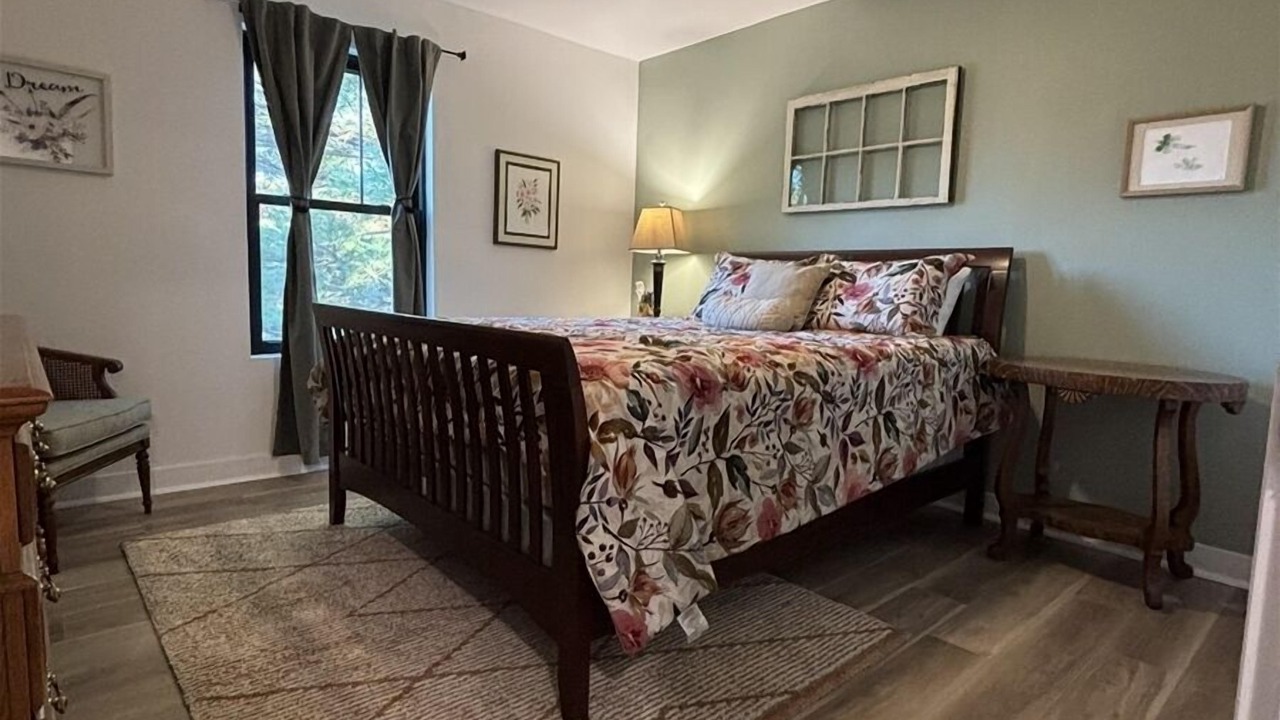 Photo of Bedroom in Town of Pines