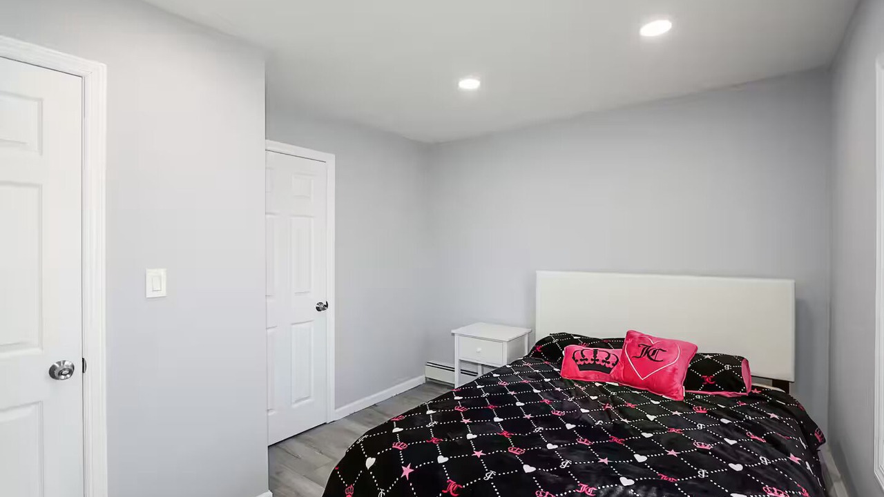 Photo of Bedroom in Glen Head